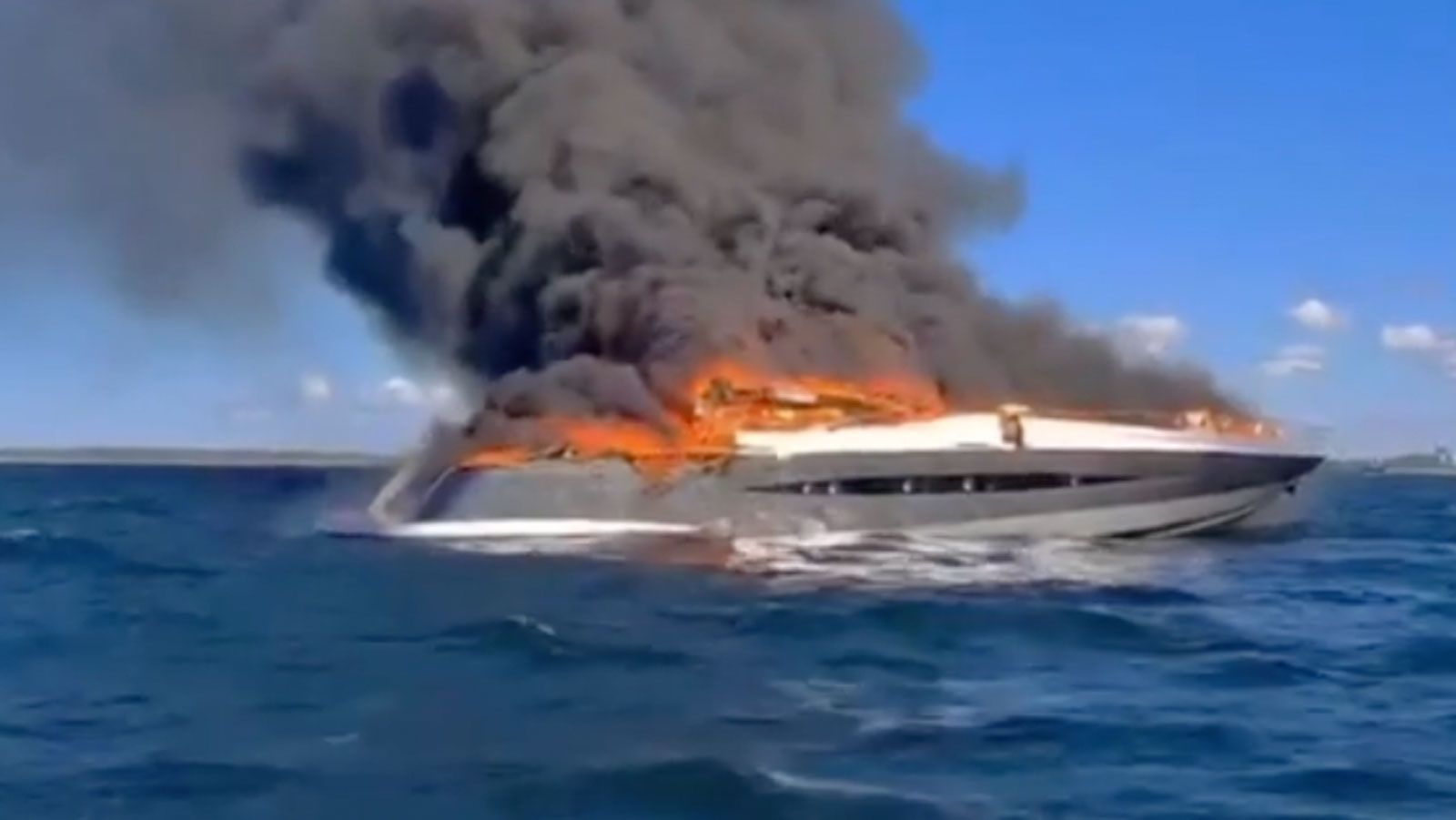 27m motor yacht Hooligan burns and sinks in Estonia